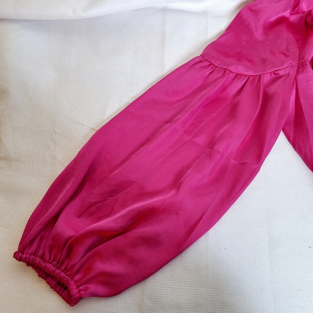NWT Vince Camuto brand "The  Berry Shiney" V-neck pullover blouse size medium. - Picture 5 of 10